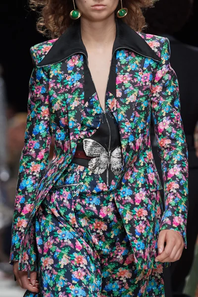 Look 99